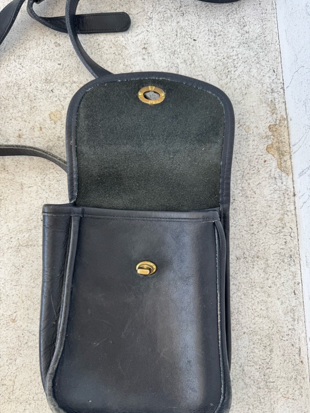 Vintage Coach Small Sidepack Crossbody 9978 Black Leather Brass Turnlock - Picture 3 of 9
